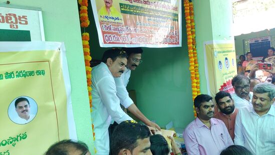 రాష్ట్ర వ్యాప్తంగా రైతు బజార్లు, రిటైల్ మార్కెట్లలో సరసమైన ధరలకు నాణ్యమైన బియ్యం, కందిపప్పును ప్రత్యేక కౌంటర్లలో విక్రయిస్తున్నట్లు పౌరసరఫరాల శాఖ తెలిపింది.&nbsp;