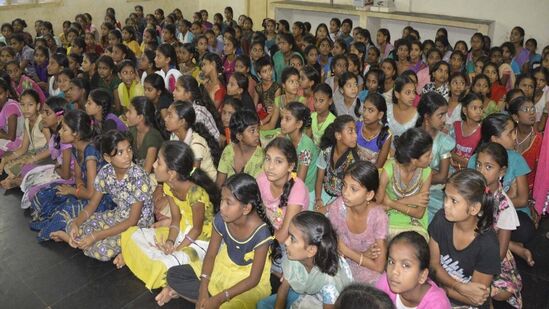 తెలంగాణ ప్రభుత్వం విద్యావ్యవస్థలో మార్పులు చేసేందుకు నిర్ణయించింది. ప్లే స్కూల్ తరహాలో అంగన్వాడీలను తీర్చిదిద్ది, అక్కడే మూడో తరగతి వరకూ బోధన అందించేందుకు ఒక టీచర్ ను నియమించే యోచనలో ఉన్నట్లు ప్రభుత్వం తెలిపింది. &nbsp;&nbsp;