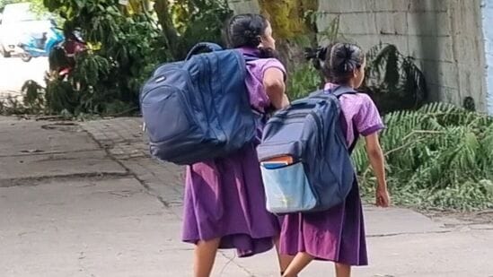 రాష్ట్రంలో ప్రాథమిక, ప్రాథమికోన్నత పాఠశాలలు య‌థావిధిగా ఉద‌యం 9 గంట‌ల నుంచి సాయంత్రం 4.15 గంట‌ల వ‌ర‌కు కొన‌సాగుతాయ‌ని విద్యాశాఖ స్పష్టం చేసింది.&nbsp;