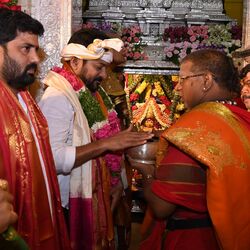 <p>ఆషాఢ మాసం బోనాల ఉత్సవాల సందర్బంగా &nbsp;తెలంగాణ సీఎం రేవంత్‌రెడ్డి సికింద్రాబాద్‌ ఉజ్జయిని మహాకాళి అమ్మవారిని దర్శించుకున్నారు.</p>