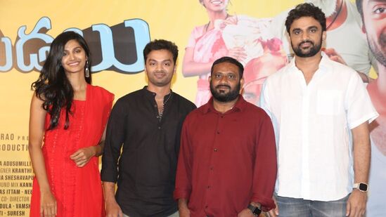 పేకమేడలు సక్సెస్ మీట్‌లో చిత్రబృందం