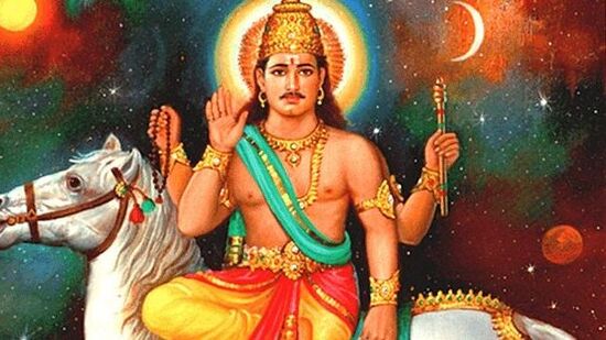 ఒక సంవత్సరం తరువాత శుక్రుడు సింహ రాశికి తిరిగి వస్తాడు. శుక్రుడి సంచారం కారణంగా సింహరాశిలో బుధుడు, శుక్రుల కలయిక సంభవిస్తుంది. ఆది మాసంలో సూర్యుడు సింహ రాశిలోకి ప్రవేశించిన తరువాత శక్తివంతమైన శుక్రాదిత్య యోగం ఏర్పడుతుంది. ఎందుకంటే సూర్యుడు తన సొంత రాశి అయిన సింహ రాశిలోకి ప్రవేశించిన తరువాత మరింత ఆధిపత్యం వహిస్తాడు. అటువంటి పరిస్థితిలో, ఆది మాసంలో శుక్రుడు - బుధుడు, శుక్రుడు - సూర్యుడి కలయిక సింహ రాశి సహా కొన్ని రాశులకు ఆర్థిక ప్రయోజనాన్ని ఇస్తుంది. అదృష్టం పెరుగుతుంది. సింహ రాశిలో శుక్రుని సంచారం వల్ల ఏయే రాశుల వారికి ప్రయోజనం కలుగుతుందో తెలుసుకోవచ్చు.