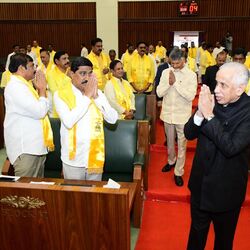 <p>ఏపీ అసెంబ్లీ సమావేశాల తొలిరోజు గవర్నర్‌తో కలిసి సభలో అడుగు పెడుతున్న సిఎం చంద్రబాబు</p>