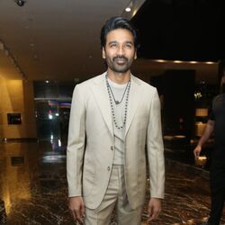 <p>తెలుగులో త‌న ఫేవ‌రేట్ హీరో ప‌వ‌న్ క‌ళ్యాణ్ అని ధ‌నుష్ అన్నాడు. ఈ ఆన్స‌ర్ కార‌ణంగా మిగ‌తా హీరోల ఫ్యాన్స్ త‌న‌పై ద్వేషం పెంచుకోవ‌ద్ద‌ని ప్రీ రిలీజ్ ఈవెంట్‌లో ధ‌నుష్ కామెంట్స్ చేశాడు.</p>
