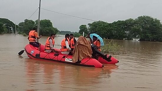 ముంపు ప్రాంతాల్లో చిక్కుకున్న వారిని రక్షించేందుకు పెద్ద ఎత్తున విపత్తు సహాయక బృందాలను తరలించారు.&nbsp;