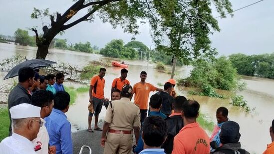 ఏజెన్సీ ప్రాంతాల్లో వరద కారణంగా రాకపోకలు నిలిచిపోయాయి. గ్రామాల్లో చిక్కుకున్న వారిని విపత్తు సహాయక దళాలు &nbsp;సహాయ శిబిరాలకు తరలిస్తున్నాయి.&nbsp;