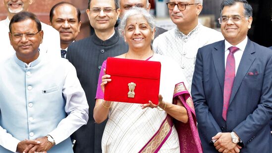 బడ్జెట్​ ట్యాబ్లెట్​తో నిర్మలా సీతారామన్​