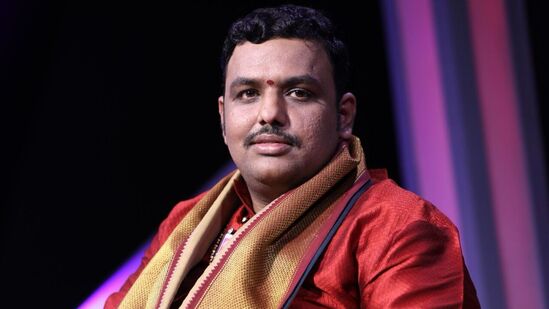 బ్రహ్మశ్రీ చిలకమర్తి ప్రభాకర చక్రవర్తి శర్మ, మొబైల్‌ : 9494981000