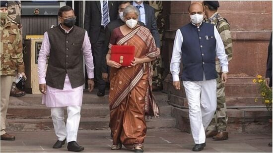 2022లో ఆర్థిక మంత్రి బొమ్మై చీరను ధరించడం ద్వారా ప్రాంతీయ హస్తకళ, కళను మరింత ప్రోత్సహించారు. మెరూన్, గోల్డ్ బోర్డర్లతో కూడిన గోధుమ రంగు వస్త్రం ఒడిశా చేనేత కార్మికులు తయారు చేశారు. ఒడిశాలోని గంజాం జిల్లా బొమ్మై గ్రామంలో బొమ్మై చీరలను ఉత్పత్తి చేస్తారు.