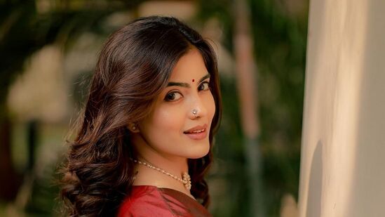 హీరోయిన్‌గా ఎంట్రీ ఇవ్వ‌డానికంటే ముందు త‌మిళంలో లింగా, తేరీతో పాలు ప‌లు సినిమాల్లో చిన్న పాత్ర‌లు చేసింది.&nbsp;