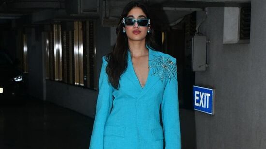 Janhvi Kapoor Mini Skirt: ఎప్పుడూ డిఫరెంట్ డ్రెస్సుల్లో మతి పోగొట్టే జాన్వీ.. ఇప్పుడిలా మినీ స్కర్ట్ లో తొడలు కనిపించేలా ఫొటోలకు పోజులిచ్చింది.