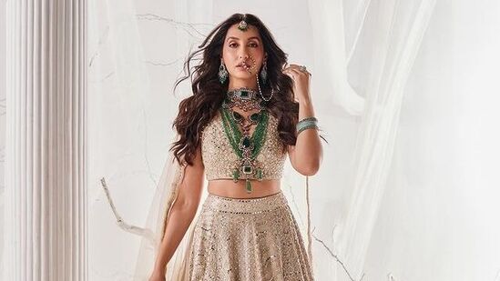 నోరా ఫతేహి న్యూ బ్రైడల్ లుక్‌లో చాలా అందంగా కనిపించింది. భారీ నెక్లెస్, ముక్కెర ధరించి కొంటెగా చూస్తూ కవ్వించింది నోరా ఫతేహి.