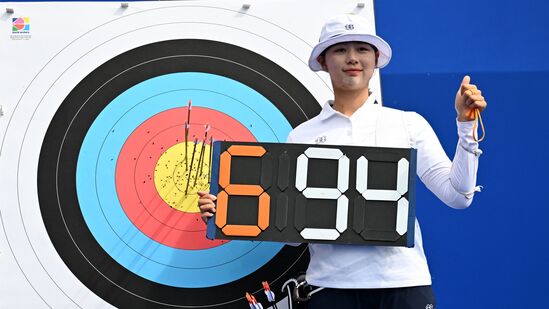 Olympics Archery: పారిస్ ఒలింపిక్స్ తొలి రోజే సౌత్ కొరియా ఆర్చర్ వరల్డ్ రికార్డు క్రియేట్ చేసింది. ఆ దేశానికి చెందిన లిమ్ షియోన్ వుమెన్స్ వ్యక్తిగత ర్యాంకింగ్స్ రౌండ్ లో 694 పాయింట్లు సాధించింది. తన దేశానికి చెందిన చేయంగ్ కాంగ్ 2019లో క్రియేట్ చేసిన రికార్డును బ్రేక్ చేసింది.