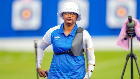 Olympics Archery: ఇక ర్యాంకింగ్స్ రౌండ్ లో ముగ్గురు ఇండియన్ వుమెన్ ఆర్చర్లు ఉండగా.. దీపికా కుమారి అందరి కంటే దిగువన ఉండటం గమనార్హం. తొలి రౌండ్ తర్వాత ఆమె 327 పాయింట్లతో 37వ స్థానంలో నిలిచింది. రెండో రౌండ్లో 331 పాయింట్లు సాధించి 23వ స్థానానికి చేరింది.