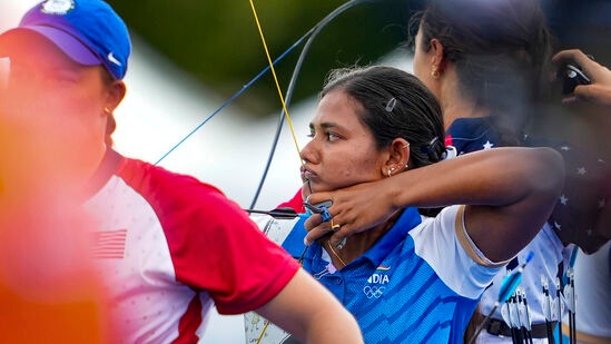 Olympics Archery: మరో ఆర్చర్ అంకిత తొలి రౌండ్లోనే మంచి స్టార్ట్ అందుకుంది. ఒక దశలో నాలుగో స్థానానికి చేరినా.. తర్వాత 11వ స్థానానికి పడిపోయింది. తొలి రౌండ్లో 335, రెండో రౌండ్లో 331 పాయింట్లు.. మొత్తంగా 666 పాయింట్లతో 11వ స్థానంలో నిలిచింది.&nbsp;