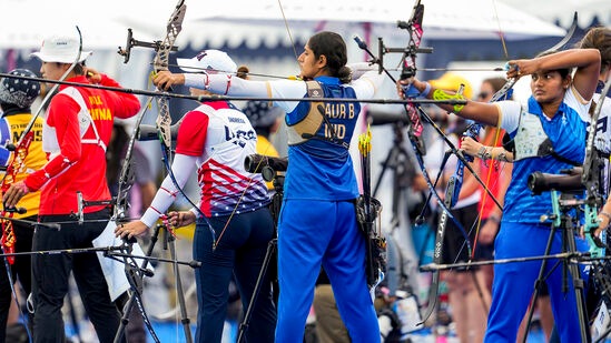 Olympics Archery: టీమ్ ఈవెంట్లో సౌత్ కొరియా తొలి స్థానంలో నిలిచింది. ఇక రెండో స్థానంలో చైనా, మూడో స్థానంలో మెక్సికో రాగా.. నాలుగో స్థానంలో ఇండియా ఉంది. క్వార్టర్ ఫైనల్లో ఇండియన్ టీమ్ ఫ్రాన్స్ లేదా నెదర్లాండ్స్ తో పోటీ పడే అవకాశం ఉంది. అయితే అక్కడ గెలిచినా.. సెమీస్ లో మాత్రం సౌత్ కొరియా గండం పొంచి ఉంది. వుమెన్స్ టీమ్ ఈవెంట్లో ఇప్పటి వరకూ కొరియా ఒక్క ఈవెంట్ కూడా ఓడిపోకపోవడం గమనార్హం. ఒకవేళ సెమీస్ లో ఇండియా ఓడితే బ్రాంజ్ మెడల్ కోసం తలపడాల్సి ఉంటుంది.
