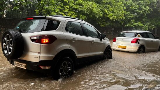 రింగ్ రోడ్డు, ఔటర్ రింగ్ రోడ్డులోని పలు ప్రాంతాల్లో కార్లు, బైకులు జలమయమయ్యాయి.
