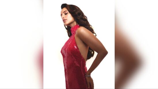 Tripti Dimri Hot Photos: బ్యాడ్ న్యూస్ సినిమాలో ఒకేసారి ఇద్దరితో ఓ బిడ్డను కనే యువతి పాత్రలో తృప్తి నటించింది.
