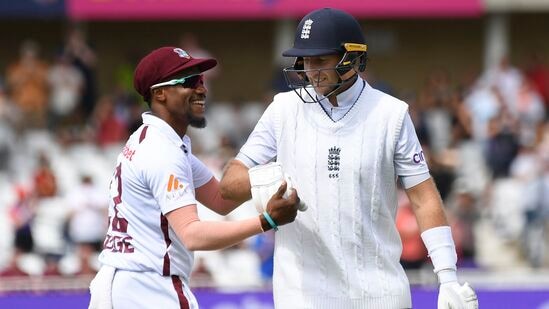 Joe Root Record: ఇంగ్లండ్ స్టార్ బ్యాటర్ జో రూట్ వెస్టిండీస్ తో జరుగుతున్న రెండో టెస్టు తొలి ఇన్నింగ్స్ లో మరో అరుదైన మైలురాయిని అందుకున్నాడు. ఈ ఘనత సాధించిన ఏడో క్రికెటర్ గా నిలిచాడు. ఈ క్రమంలో బ్రియాన్ లారాను వెనక్కి నెట్టాడు.