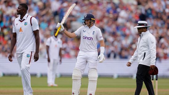 Joe Root Record: ప్రస్తుతం క్రికెట్ ఆడుతున్న క్రికెటర్ల కంటే జో రూట్ ఎంతో ముందున్నాడు. ఆస్ట్రేలియా బ్యాటర్ స్టీవ్ స్మిత్ 9685 రన్స్ తో రూట్ కు కాస్త దగ్గరలో ఉన్నాడు. విరాట్ కోహ్లి 113 టెస్టుల్లో 8848 రన్స్ చేశాడు.