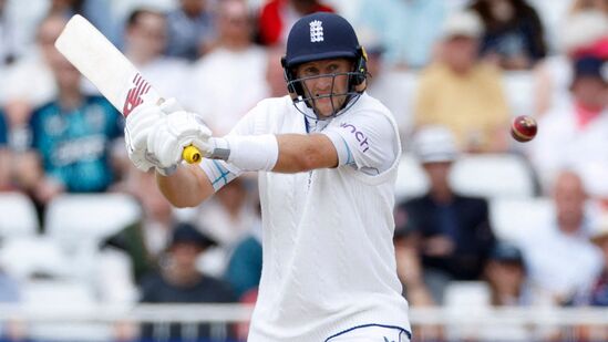 Joe Root Record: రెండో టెస్టు తొలి రోజు లంచ్ తర్వాత 60 పరుగుల వ్యక్తిగత స్కోరు దగ్గర జో రూట్ టెస్టుల్లో 12 వేల మైలురాయిని అందుకున్నాడు. 143వ టెస్టు, 261వ ఇన్నింగ్స్ లో రూట్ ఈ ఘనత సాధించాడు.