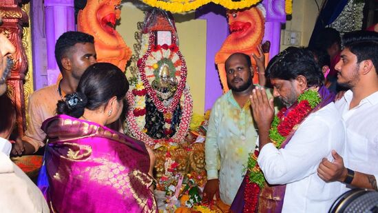 హైదరాబాద్‌ పాతబస్తీలోని లాల్‌దర్వాజ సింహవాహిని మహంకాళి అమ్మవారికి పెద్ద సంఖ్యలో భక్తులు బోనాలు సమర్పిస్తున్నారు. డిప్యూటీ సీఎం భట్టి విక్రమార్క ప్రభుత్వం తరఫున అమ్మవారికి పట్టువస్త్రాలు సమర్పించనున్నారు.