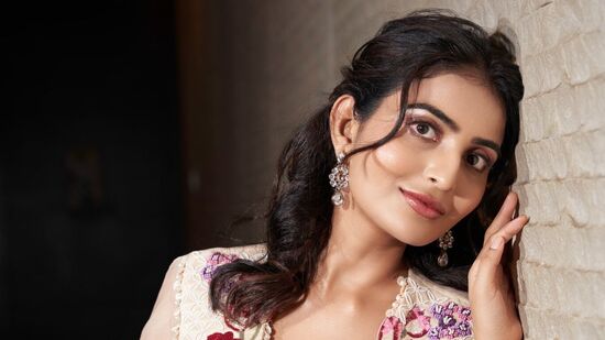 మ‌ల్లేషం మూవీతో టాలీవుడ్‌లోకి ఎంట్రీ ఇచ్చింది అన‌న్య నాగ‌ళ్ల‌. ప్లేబ్యాక్‌, వ‌కీల్‌సాబ్‌, శాకుంత‌లంతో పాటు మ‌రికొన్ని సినిమాలు చేసింది.&nbsp;