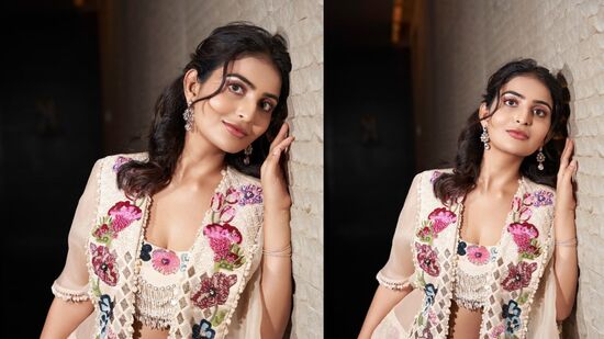 ఇటీవ‌ల రిలీజైన బ‌హిష్క‌ర‌ణ వెబ్‌సిరీస్‌లో డీ గ్లామ‌ర్ రోల్‌లో అన‌న్య నాగ‌ళ్ల క‌నిపించింది. అంజ‌లి లీడ్‌లో రోల్ న‌టించిన ఈ వెబ్‌సిరీస్ ఇటీవ‌ల జీ5 ఓటీటీలో రిలీజైంది.&nbsp;