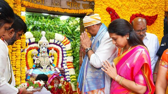 చార్మినార్‌ వద్ద భాగ్యలక్ష్మి అమ్మవారికి మంత్రి కోమటిరెడ్డి వెంకట్ రెడ్డి దంపతులు పట్టువస్త్రాలు సమర్పించారు. అనంతరం ప్రత్యేక పూజలు నిర్వహించారు.&nbsp;