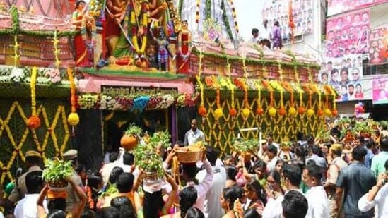 ఇవాళ పాతబస్తీ లాల్ దర్వాజ మహంకాళి అమ్మవారి బోనాలు ఎంతో వైభవంగా జరుగుతున్నాయి. భక్తులు పెద్ద సంఖ్యలో అమ్మవారిని దర్శించుకుని బోనాలు సమర్పిస్తున్నారు.&nbsp;