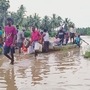 <p>కోన‌సీమ జిల్లాల్లో స‌ఖినేటిప‌ల్లి మండ‌లంలో గ్రామాల్లోకి వ‌ర‌ద నీరు ముంచెత్తుతోంది. ముమ్మిడివ‌రం మండ‌లం గుర‌జాపులంక‌, లంక ఆఫ్ ఠానేలంక‌, కూన‌లంక‌, చింత‌ల్లంక‌, కాట్రేనికోన మండ‌లం ప‌ల్లంకుర్రు, పి. గ‌న్నవ‌రం మండంలో శివాయ‌లంక‌, చిన‌కంద‌ప‌పాలెం గ్రామాల్లో ఇళ్లల్లోకి నీరు ప్రవాహిస్తోంది. గ్రామాల్లో నీరు న‌డుంలోతు ఉంది. దీంతో ప్రజ‌ల‌కు కంటిమీద కునుకు లేదు.</p>