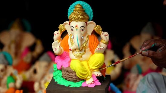 కుంకుమ రంగు వినాయకుడి విగ్రహం ఇంటికి శుభప్రదం. వాస్తు శాస్త్రం ప్రకారం విగ్రహానికి ఎలుక, లడ్డూ కూడా ఉండాలని గుర్తుంచుకోవాలి.