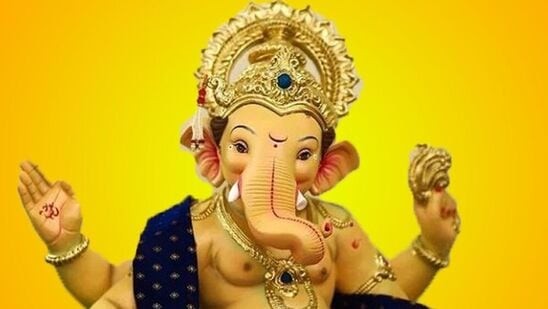 వాస్తు నిపుణుల అభిప్రాయం ప్రకారం, వినాయకుడి విగ్రహాన్ని కొనుగోలు చేసేటప్పుడు, మీరు తొండం ఎటు ఉందో చూడాలి. వినాయకుడి విగ్రహాన్ని ఇంట్లో పీఠంపై ఉంచితే తొండం కుడివైపుకు ఉండాలి.