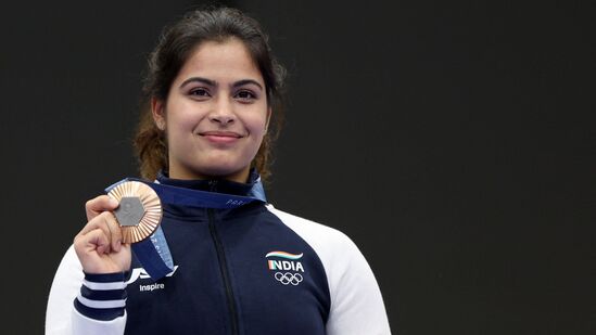 Manu Bhaker Net Worth: ఎంతో ఖరీదైన క్రీడ అయిన షూటింగ్ ను కెరీర్ గా ఎంచుకున్న మను బాకర్ సంపద విలువ రూ.12 కోట్లుగా ఉంటుందని పలు మీడియా రిపోర్టులు తెలిపాయి. వీటిలో ఆమె ఒలింపిక్స్ మెడల్ ద్వారా గెలిచింది ఏమీ లేకపోయినా.. ఇతర ఈవెంట్లలో గెలిచిన మొత్తం, కమర్షియల్ కమిట్మెంట్స్ తో సంపాదించింది చాలానే ఉంది.