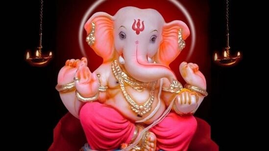 వాస్తు శాస్త్రం ప్రకారం అనేక సమస్యలను పరిష్కరించడానికి మార్గాలు ఉన్నాయి. చాలా మంది తమ ఇళ్లలో శ్రేయస్సు, సంతోషాన్ని తీసుకురావడానికి వినాయకుడి విగ్రహాలను ఉంచుతారు. చాలా మంది ఈ విగ్రహాన్ని ముందు ద్వారం మీద ఉంచుతారు. అయితే ఈ విగ్రహాన్ని ఇంటి ముందు ద్వారం వద్ద ఉంచడం శుభదాయకమా అనేది ప్రశ్న. దీనిని వాస్తు శాస్త్రంలో చూడండి.