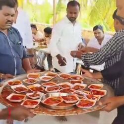 <p>గోదావరి జిల్లాలంటేనే పచ్చని పంట పొలాలు, గోదావరి నది, గోదారోళ్ల ఎటకారం గుర్తుకొస్తాయి. అయితే వీటితో పాటు మ‌రో ముఖ్యమైనది ఇంకొకటి ఉంది. అదేంటంటే వారి ఆతిథ్యం. గోదారోళ్ల ఆతిథ్యం బ‌హు అమోఘంగా ఉంటుంది. గోదారోళ్లు పెట్టే భోజ‌నంపై అనేక వ్యాఖ్యానాలు, సామెతలు ఉన్నాయి. భోజ‌నం పెట్టడంలో ఎక్కడా వెన‌క‌డుగు వేయ‌రని అంటుంటారు.&nbsp;</p>