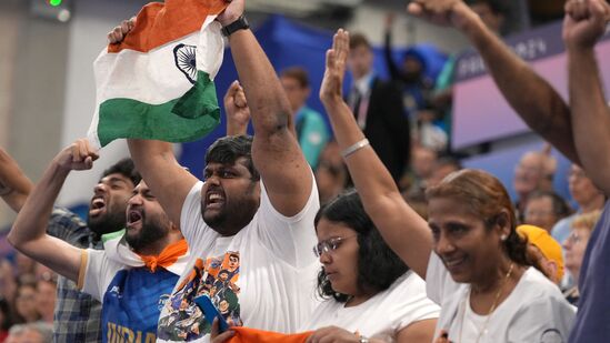 Manu Bhaker: మను బాకర్ 10 మీటర్ల మిక్స్‌డ్ టీమ్ ఈవెంట్లో సరబ్‌జ్యోత్ సింగ్ తో కలిసి బ్రాంజ్ మెడల్ గెలిచింది. ఈ బ్రాంజ్ మెడల్ మ్యాచ్ లో కొరియా టీమ్ పై 16-10 తేడాతో ఇండియన్ జోడీ విజయం సాధించింది.