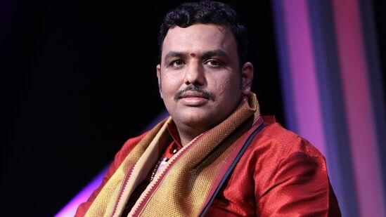 బ్రహ్మశ్రీ చిలకమర్తి ప్రభాకర చక్రవర్తి శర్మ, మొబైల్‌ : 9494981000
