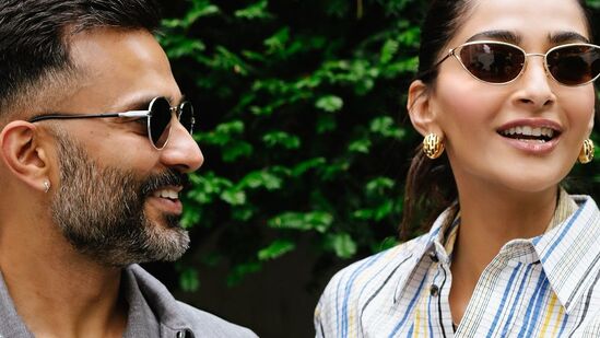 సింగర్ నటాషా బెడింగ్ ఫీల్డ్ రాసిన 'మీ చర్మంపై వర్షాన్ని అనుభూతి చెందండి, మీ కోసం మరెవరూ అనుభూతి చెందలేరు, మీరు మాత్రమే దానిని లోపలికి అనుమతించగలరు' అనే తన పాటలోని లిరిక్స్ ను ఆనంద్ కోసం తన క్యాప్షన్ లో సోనమ్ కపూర్ ఉటంకించారు.