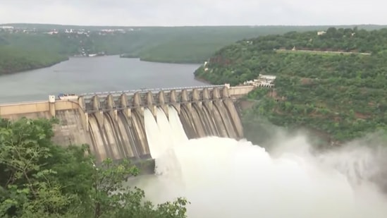 పూర్తి స్థాయి నీటి మట్టానికి చేరువలో శ్రీశైలం జలాశయం