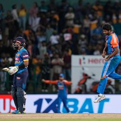 <p>Ind vs SL Super Over Thriller: టీ20ల్లో మ్యాచ్ టై కావడం, సూపర్ ఓవర్ ఆడటం అరుదుగా జరిగేదే. కానీ ఈ ఏడాది ఇండియా ఇప్పటికే మూడు సూపర్ ఓవర్లు ఆడేసింది. ఆఫ్ఘనిస్థాన్ పై 2, ఇప్పుడు శ్రీలంకపై సూపర్ ఓవర్లోనే గెలిచింది. ఈ రెండు మ్యాచ్ లలోనూ ఆశలు వదిలేసుకున్న సందర్భం నుంచి అద్భుతంగా పుంజుకొని ప్రత్యర్థిని బోల్తా కొట్టించిన ఘనత ఇండియన్ బౌలర్లదే.</p>
