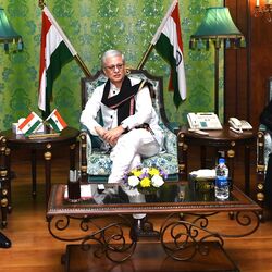 <p>తెలంగాణ నూతన గవర్నర్‌గా ప్రమాణస్వీకారం చేసిన జిష్ణుదేవ్‌ వర్మ 2018 నుంచి 2023 వరకూ త్రిపుర డిప్యూటీ సీఎంగా పనిచేశారు. గతంలో ఆయన బాడ్మింటన్ అసోషియేషన్ ఆఫ్ ఇండియాకు అధ్యక్షుడిగా సేవలందించారు. జిష్ణుదేవ్ వర్మ త్రిపుర రాజ కుటుంబానికి చెందిన వారు.&nbsp;</p>