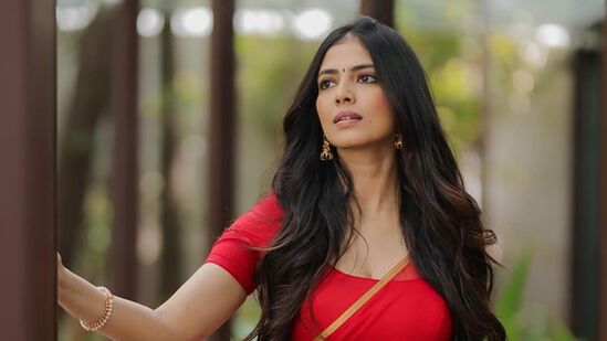విక్రమ్‍ను తొలిసారి కలిసినప్పుడు ఎలా అనిపించిందని, ఆయనతో నటించడం ఎలా ఉందని ఓ నెటిజన్ అడిగారు. దీనిపై మాళవిక స్పందించారు. విక్రమ్‍ను తొలిసారి కలిసినప్పుడు తనకు కాస్త భయంగా అనిపించిందని ఆమె సమాధానం ఇచ్చారు. తాను తొలిసారి స్టంట్స్ చేశానని తెలిపారు. విక్రమ్ అందరితో స్నేహపూర్వకంగా ఉంటారని చెప్పారు. ఆయన ఇతర నటీనటులకు చాలా సాయం చేస్తారని తెలిపారు. అద్భుతమైన కో-యాక్టర్ అని పేర్కొన్నారు. విక్రమ్‍పై తనకు చాలా గౌరవం ఉందని అన్నారు. &nbsp;&nbsp;