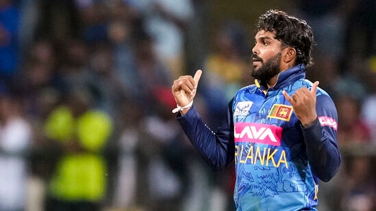 Ind vs SL Super Over Thriller: గిల్, పరాగ్ ఇద్దరూ 16వ ఓవర్లో హసరంగ బౌలింగ్ లో ఔటవడంతో టీమ్ మళ్లీ కష్టాల్లో పడింది. అయితే వాషింగ్టన్ సుందర్ 18 బంతుల్లోనే 25 పరుగులు చేయడంతో ఇండియా చివరికి 20 ఓవర్లలో 9 వికెట్లకు 137 రన్స్ చేసింది.