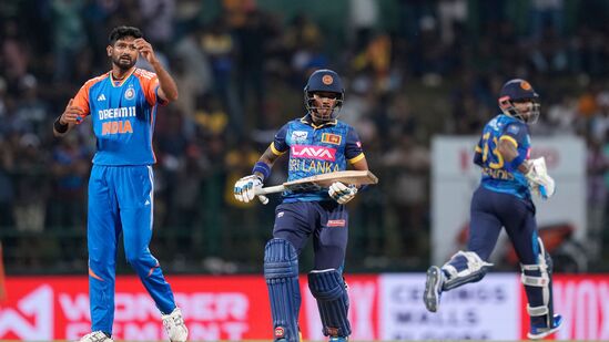 Ind vs SL Super Over Thriller: చేజింగ్ లో శ్రీలంక ఓపెనర్లు జోరు మీద కనిపించారు. కుశల్ మెండిస్, పథుమ్ నిస్సంక తొలి వికెట్ కు 58 పరుగులు జోడించడంతో శ్రీలంక సులువుగా ఈ టార్గెట్ చేజ్ చేసేలా కనిపించింది.