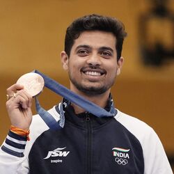 <p>Who is Swapnil Kusale: &nbsp;ఇండియన్ షూటర్ స్వప్నిల్ కుశాలె 50 మీటర్ల రైఫిల్ 3 పొజిషన్స్ లో 451.4 పాయింట్లతో మూడో స్థానంలో నిలిచి బ్రాంజ్ మెడల్ సొంతం చేసుకున్నాడు.</p>