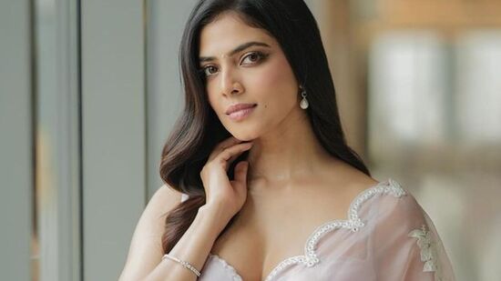 తంగలన్ మూవీ నటీమణి మాళవిక మోహనన్. &nbsp;పా రంజిత్ దర్శకత్వంలో చియాన్ విక్రమ్, మాళవిక మోహనన్ ప్రధాన పాత్రల్లో నటించిన తంగలన్ విడుదలకు సిద్ధంగా ఉంది. ఈ పీరియాడిక్ యాక్షన్ చిత్రం ఆగస్టు 15న థియేటర్లలోకి రానుంది. ఈ సమయంలో మాళవిక మోహనన్ నిన్న ఎక్స్ (ట్విట్టర్)లో ‘Ask Malavika’ అనే హ్యాష్ ట్యాగ్ తో అభిమానులతో ముచ్చటించారు. నెటిజన్లు అడిగిన ప్రశ్నలకు ఆమె సమాధానమిచ్చారు.&nbsp;