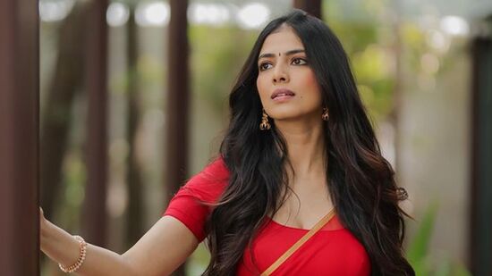 విక్రమ్ ను మొదటిసారి కలిసినప్పుడు ఎలా అనిపించింది? అని ఒక అభిమాని అడిగారు. దానికి మాళవిక.. విక్రమ్ ను మొదటిసారి కలిసినప్పుడు కొంచెం భయపడ్డానని చెప్పింది. 'నేను స్టంట్ చేయడం ఇదే తొలిసారి. విక్రమ్ అందరితో స్నేహంగా ఉంటారు. ఇతర నటీనటులకు ఎంతో సాయం చేస్తారు. ఆయన అద్భుతమైన సహనటుడు. విక్రమ్ అంటే నాకు చాలా గౌరవం' అని మాళవిక తెలిపింది.&nbsp;