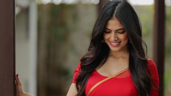 పెళ్లి ఎప్పుడు చేసుకుంటారని ఓ అభిమాని ప్రశ్నించాడు. దానికి మాళవిక &nbsp;'నన్ను పెళ్లయిన వ్యక్తిగా చూడటానికి ఎందుకు తొందరపడుతున్నావు' అని సమాధానమిచ్చింది. &nbsp;