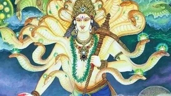 శ్రావణ మాసంలో శుక్లపక్షం ఐదవ రోజున నాగ పంచమి పండుగను జరుపుకుంటారు. 2024లో ఆగస్టు 9వ తేదీ శుక్రవారం నాగ పంచమి వస్తుంది. ఈ రోజున పాము దేవుడిని పూజిస్తారు.